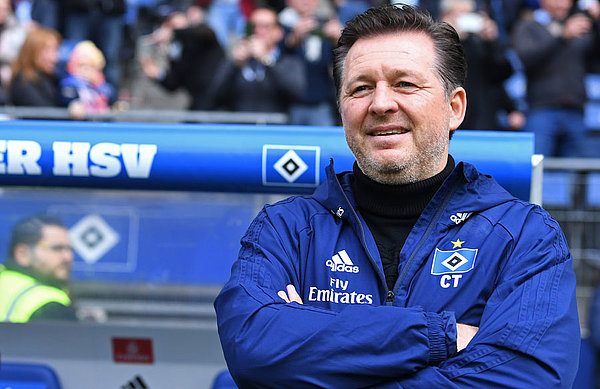 Christian Titz steht vor der Trainerbank.