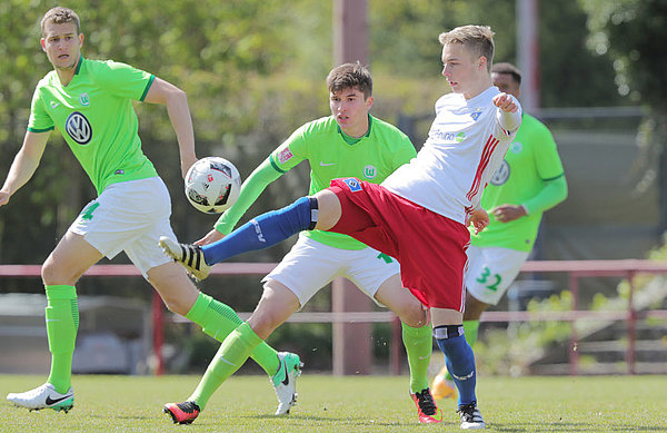 Finn Porath (M.) behauptet den Ball gegen seine Gegenspieler.
