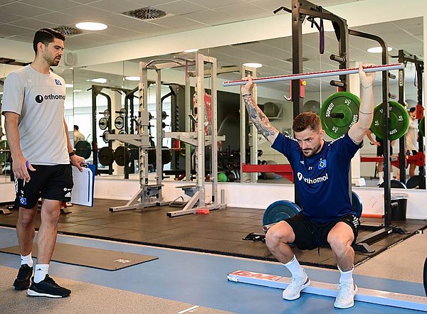 Kapitän Tim Leibold (re.) bei einem der zahlreichen Beweglichkeitstests. Reha-Trainer Sebastian Capel achtet auf die genaue Ausführung. Kapitän Tim Leibold bei einem der zahlreichen Beweglichkeitstests. Reha-Trainer Sebastian Capel achtet auf die genaue Ausführung.