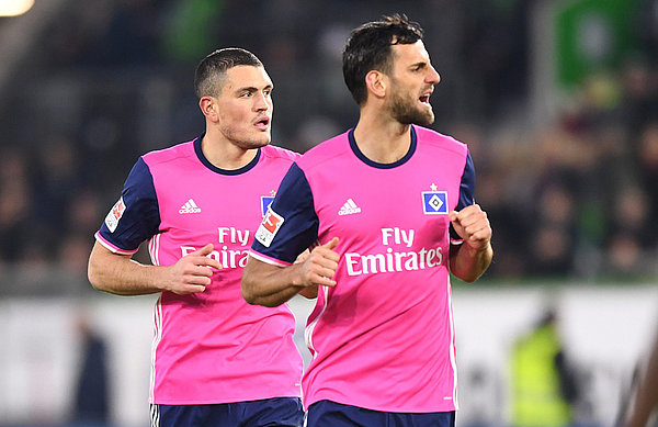 Kyriakos Papadopoulos und Mergim Mavraj beim Spiel in Wolfsburg.
