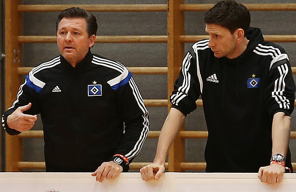 U17-Trainer Christian Titz (l.) und sein Co-Trainer Bastian Reinhardt begutachten das Spiel ihrer Jungs.