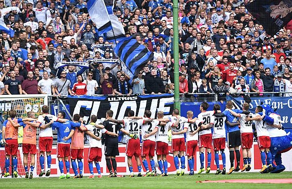 Die Mannschaft jubelt Arm in Arm vor der Nordtribüne. 