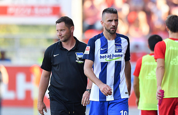 Trainer Pal Dardai und Kapitän Vedad Ibisevic gehen selbstbewusst ins Duell mit dem HSV. Hertha-Trainer Pal Dardai mit Vedad Ibisevic.