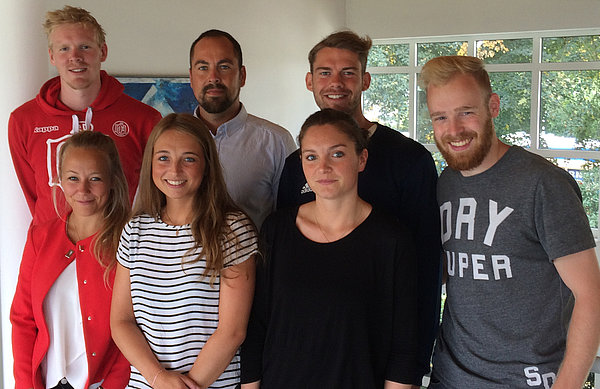 HSV-Schulkoordinator und Karrierebegleiter Matthias Hellmig (2. hi. li.) mit den Nachwuchs-Lehrkräften Felix Reuß, George Farrant, Juri Marxen (v.li.) sowie Glenn Fröschle, Karoline und Alexandra Keding (v.li.). 