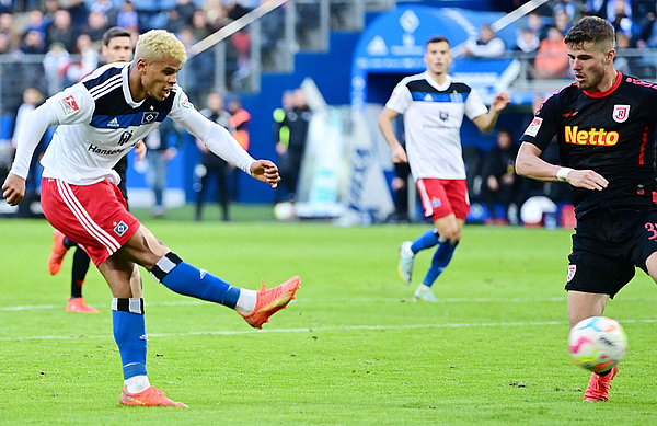 Schuss ins Glück: Ransford Königsdörffer erzielte in der 79. Minute mit seinem Treffer ins kurze Eck das 2:1 für den HSV und stellte damit die Weichen auf Heimsieg.