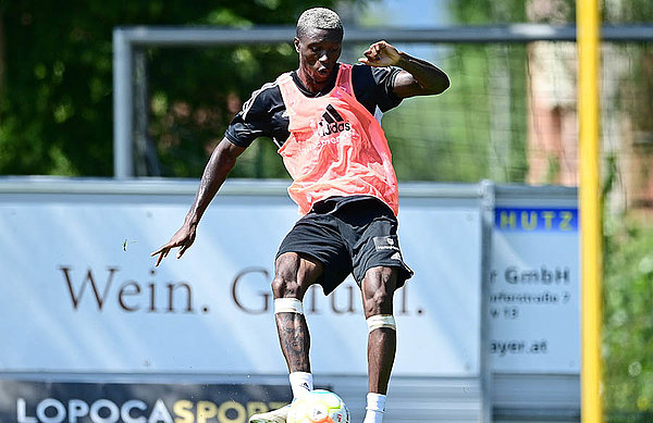 Schnell, wendig, trickreich: Der 23-jährige Aaron Opoku bringt viele Attribute eines gefährlichen Flügelspielers mit. Schnell, wendig, trickreich: Der 23-jährige Aaron Opoku bringt viele Attribute eines gefährlichen Flügelspielers mit.