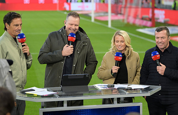 Voller Vorfreude auf die Volkspark-Rückkehr: Die Sky-Crew um Moderator Sebastian Hellmann, Kommentator Wolff-Christoph Fuss, Expertin Julia Simic und Experte Lothar Matthäus.