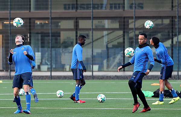 "Der Ball macht was ihr wollt, nicht was er will", sagt Trainer Daniel Petrowsky während der Übung. Vier U19-Spieler versuchen auf dem Trainingsplatz, den Ball mit der gesamten Körperfläche hochzuhalten.