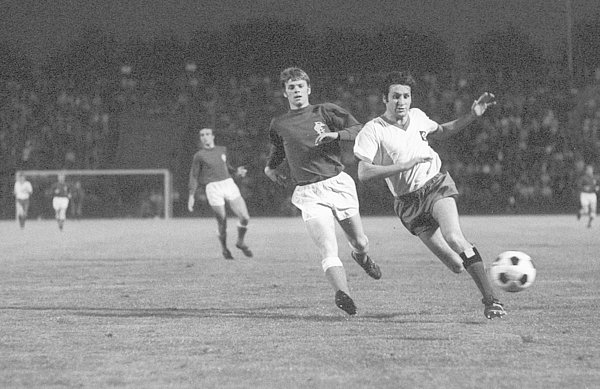 The first friendly between the two sides at the Volksparkstadion in 1970 ended in a 3-1 victory for the Rothosen.