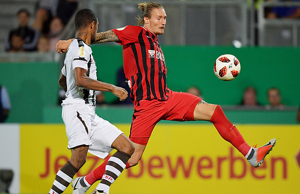 Manuel Schäffler, pictured here with then-St. Pauli player Jeremy Dudziak, poses the main threat from Wiesbaden on Sunday.