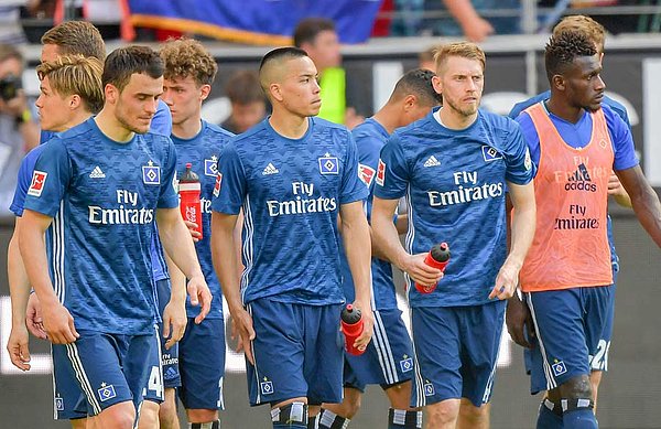 Die Spieler zeigten sich nach Schlusspfiff enttäuscht, doch der Blick soll schnell wieder auf die letzte Restchance gerichtet werden. Mehrere Spieler gehen enttäuscht vom Feld.