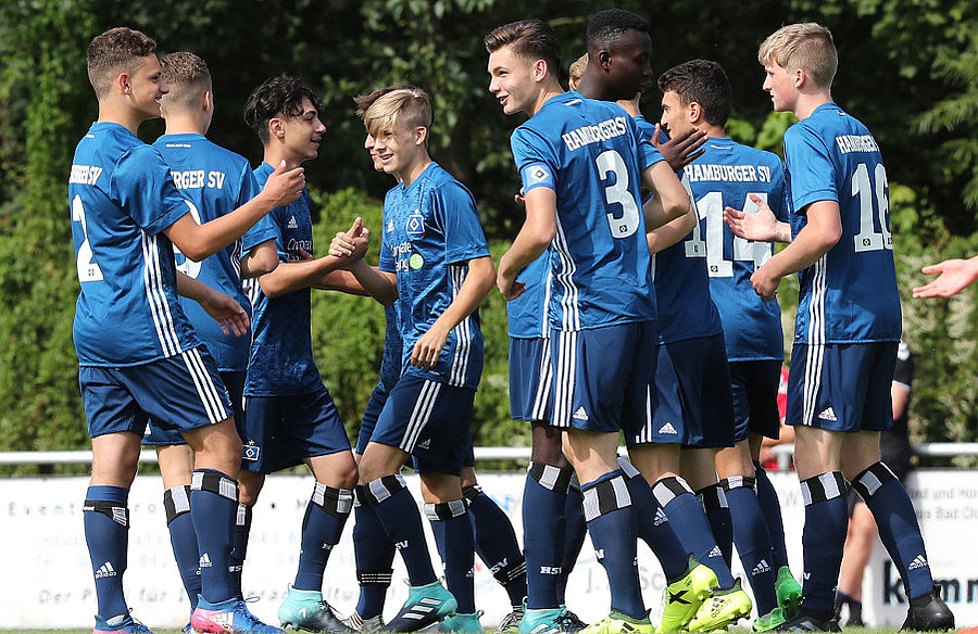 U16 bejubelt im neuen Gewand die Treffer gegen Eichede.