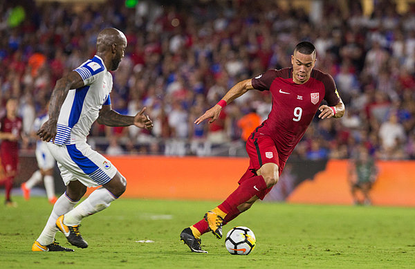 Bobby Wood absolvierte gegen Paraguay sein 36. Länderspiel für die USA. Bobby Wood setzt sich mit Ball im Zweikampf durch.