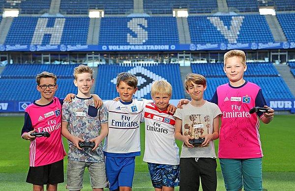 Ran an die Controller: Beim eSports-Kindergeburtstag wird an der Playstation gezockt - mit Blick ins Volksparkstadion. Ran an die Controller: Beim eSports-Kindergeburtstag wird an der Playstation gezockt - mit Blick ins Volksparkstadion.