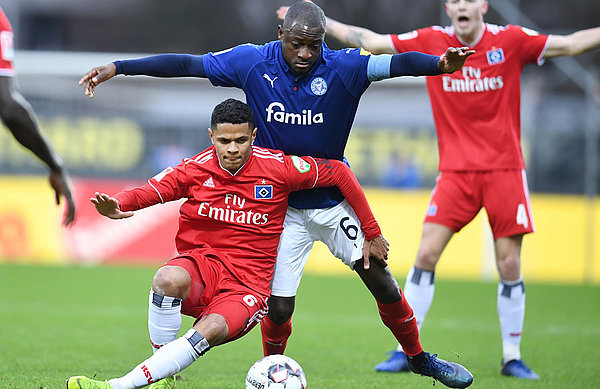 David Kinsombi schirmt den Ball gegen Douglas Santos ab.