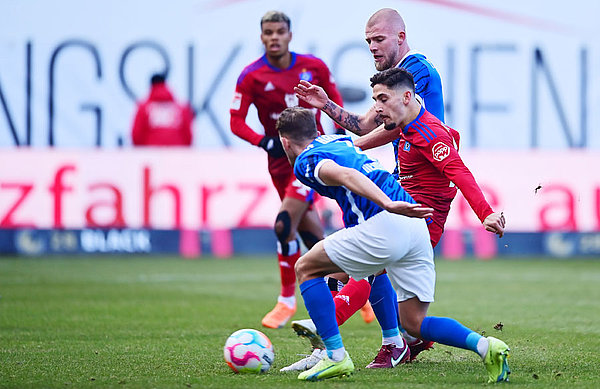 The Hamburg lead: Reis is on the spot in the penalty area and pokes the ball through the legs of Hansa keeper Kolke into the net for the 1:0 lead.