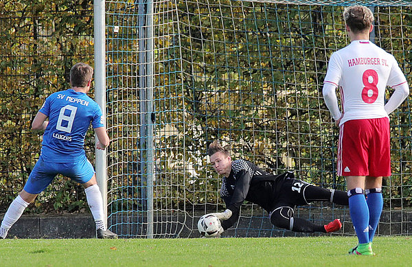 Tom Mickel hielt gegen den SV Meppen einen Strafstoß und zeigte ein starkes Spiel. Tom Mickel hält gegen Meppen einen Strafstoß.