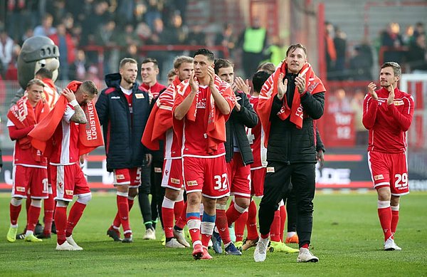 Die Spieler von Union Berlin jubeln.