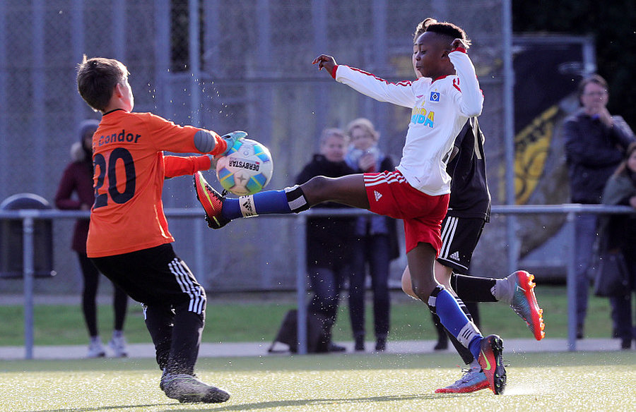 Mit vollem Einsatz dabei: U12-Kicker Clement Agyemang (M.) mit dem langen Bein.