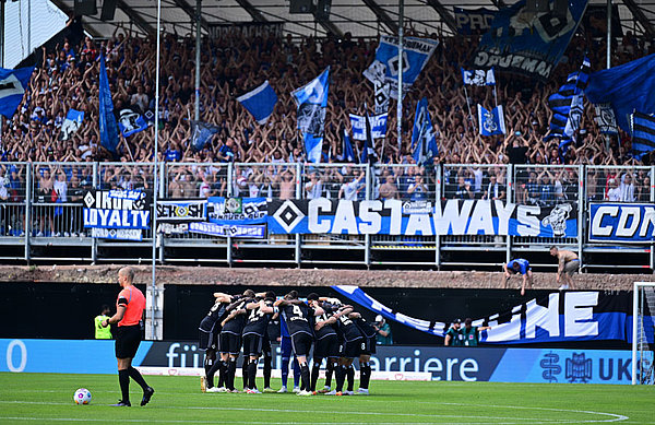 Die HSV-Fans unterstützten ihr Team auch im Saarland und sorgten in der ersten Halbzeit für Heimspiel-Atmosphäre.