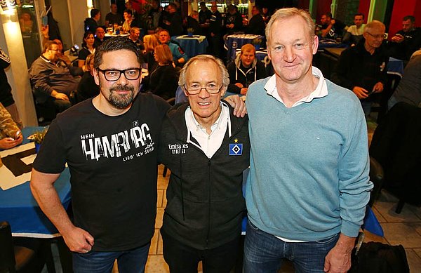 v.l.n.r.: Buchautor Volker Keidel, HSV-Vereinsmanager Bernd Wehmeyer und Ex-96-Profi Carsten Linke beim Fan-Fest des OFC "Hamburger Botschaft Hannover". 