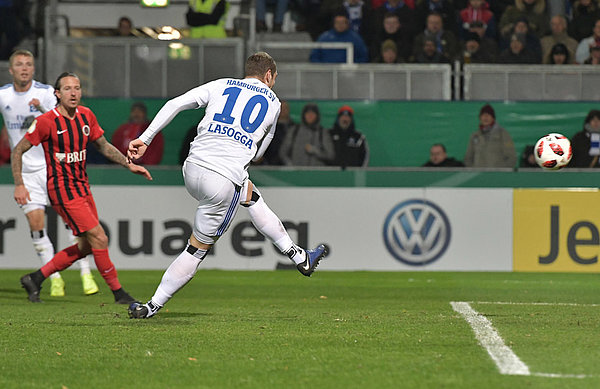 Pierre-Michel Lasogga beim Torschuss gegen Wehen Wiesbaden.