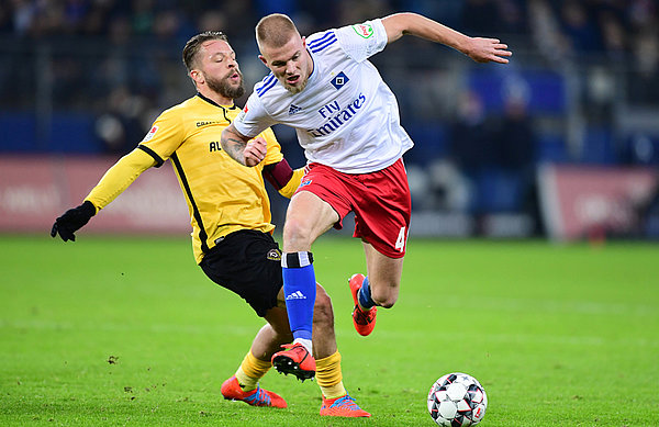 Verteidiger Rick van Drongelen zieht per Dribbling an Patrick Ebert vorbei.