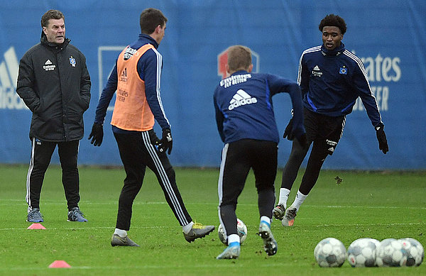 Dieter Hecking beobachtet das Auftakttraining. 