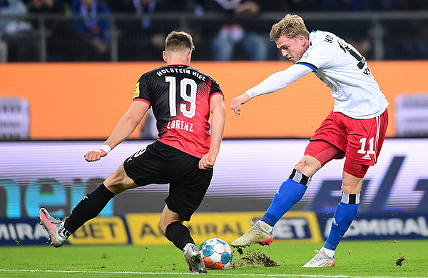 Mikkel Kaufmann had Hamburg's best chance to score after his substitution, but in this scene he aimed just past the far post.