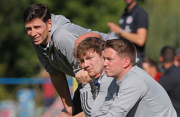 Das U17-Trainerteam um Chefcoach Bastian Reinhardt (l.) erwartet in Halle eine klare Leistungssteigerung ihrer Mannschaft.