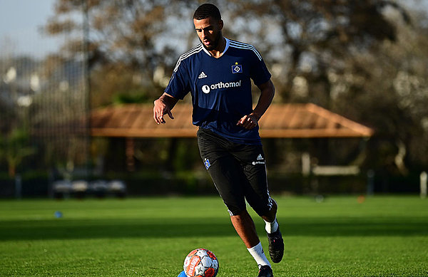 "Er wäre mit seiner Physis und seinem Tempo eine gute Option", sagt Michael Mutzel über Josha Vagnoman, der in Sotogrande nur individuell trainierte. Vagnoman am Ball.