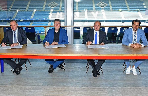 Sportsenator Andy Grote, Finanzsenator und Verwaltungsratsvorsitzender des LIG Dr. Andreas Dressel sowie die HSV-Vorstände Frank Wettstein und Jonas Boldt (v.l.) bei der Unterzeichnung der gemeinsamen Vereinbarung im Hamburger Volksparkstadion. Sportsenator Andy Grote, Finanzsenator und Verwaltungsratsvorsitzender des LIG Dr. Andreas Dressel sowie die HSV-Vorstände Frank Wettstein und Jonas Boldt (v.l.) bei der Unterzeichnung der gemeinsamen Vereinbarung im Hamburger Volksparkstadion.