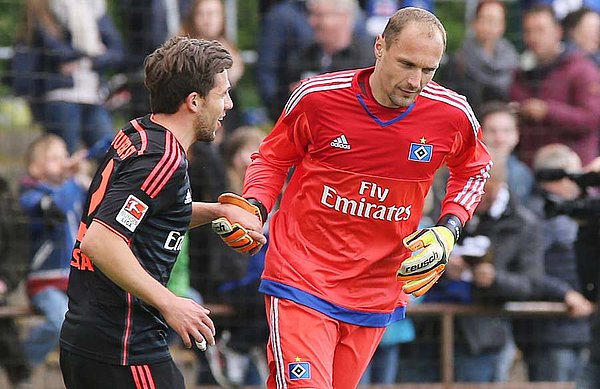 Keeper Jaroslav Drobny klatscht nach seinem Elfmeter-Treffer mit Kollege Ahmet Arslan ab.