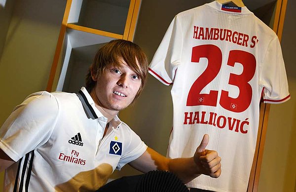 Alen Halilovic sitzt in der Kabine vor seinem HSV-Trikot mit der Nr. 23.