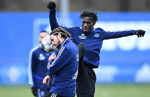 Heißer Tanz - auch schon im Training: In den HSV-Einheiten ging es diese Woche - wie hier zwischen Bakery Jatta und Martin Harnik - heiß her. So soll es auch am Sonnabend sein.