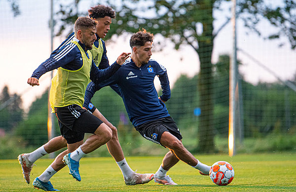 Im Zweikampf ist Ludovit Reis ein unnachgiebiger Widersacher. Hier behauptet er sich gegen Tim Leibold und Jonas David. Im Zweikampf ist Ludovit Reis ein unnachgiebiger Widersacher. Hier behauptet er sich gegen Tim Leibold und Jonas David.