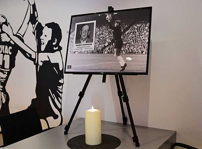 In Gedenken an Horst Schnoor: HSV spielt mit Trauerflor