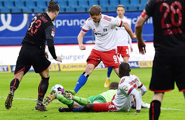 Drin! Kinsombi spitzelt den Ball im Sitzen zu Terodde, der den Ball mit seinem 15. Saisontreffer zum 2:1 einschiebt. Drin! Kinsombi spitzelt den Ball im Sitzen zu Terodde, der den Ball mit seinem 15. Saisontreffer zum 2:1 einschiebt.