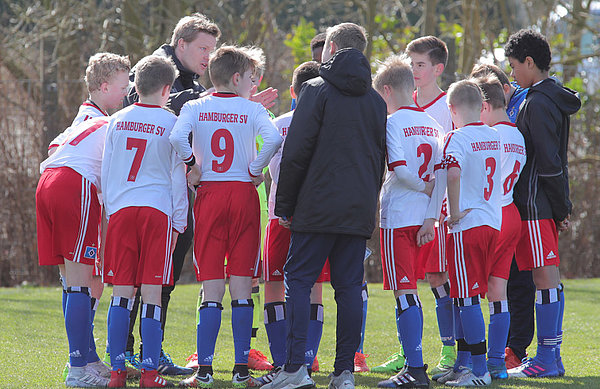 Holt euch auch den zweiten Saisonsieg! Coach Lennart Gudella schwört seine Jungs ein. 