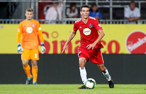 HSV-Spieler Christoph Moritz führt den Ball durch das Mittelfeld.