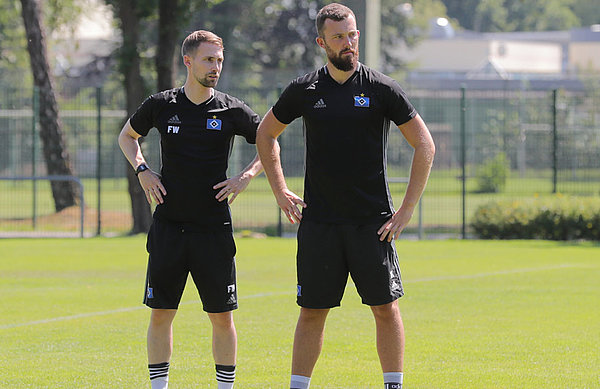 U14-Coach Florian Wolff (links) ist stolz auf seine Mannschaft nach dem ersten Spiel auf großem Feld.. U14-Coach Florian Wolff (links) ist stolz auf seine Mannschaft nach dem ersten Spiel auf großem Feld..