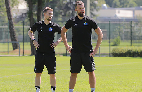 U14-Coach Florian Wolff (links) ist stolz auf seine Mannschaft nach dem ersten Spiel auf großem Feld..