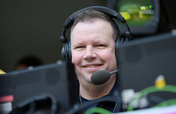 Seit 1999 ist Wolff-Christoph Fuss als Fußballkommentator aktiv. Er zählt zu den Besten seines Fachs und kommentiert seit Jahren das Bundesliga-Topspiel für Sky. 