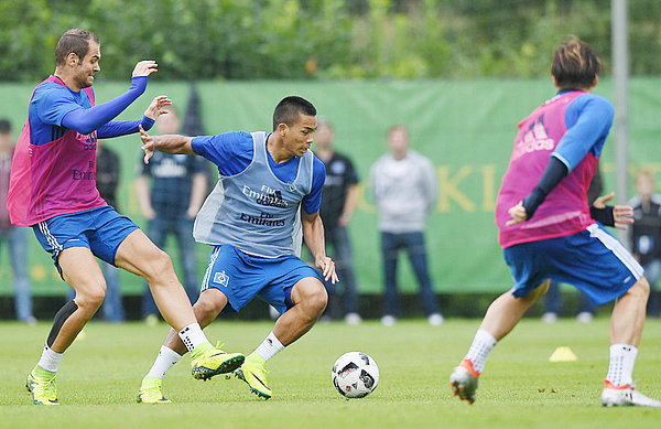 Zweikampf zwischen Bobby Wood und Pierre-Michel Lasogga im Training.
