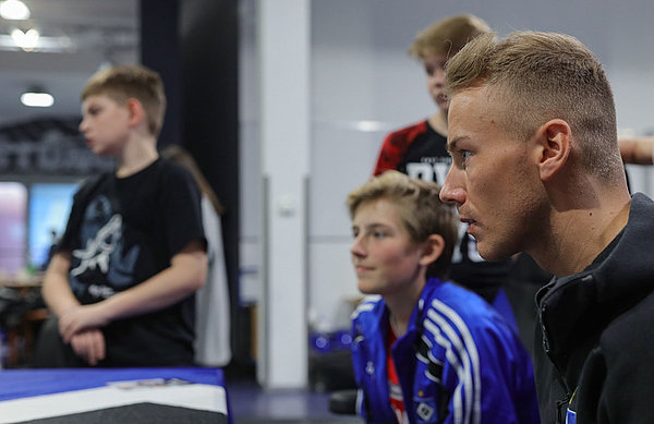 eSports-Profi Quinten van der Most stand ebenso wie seine beiden Teamkollegen für "Beat the Pro"-Matches zur Verfügung. Quinten van der Most an der Konsole.