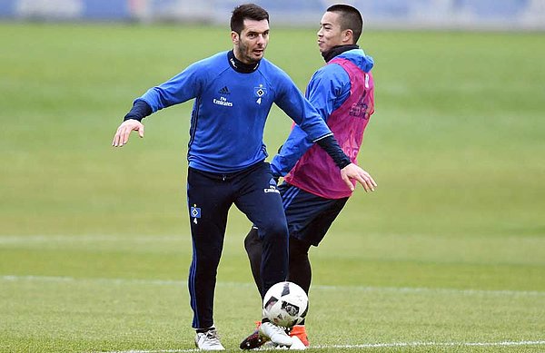 Emir Spahic im Zweikampf mit Bobby Wood