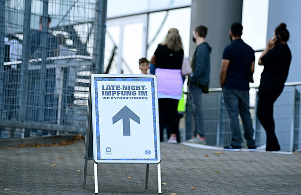 Der Andrang war groß und entsprechend kam es zu Wartezeiten, aber alle Impflinge blieben geduldig. Der Andrang war groß und entsprechend kam es zu Wartezeiten, aber alle Impflinge blieben geduldig.