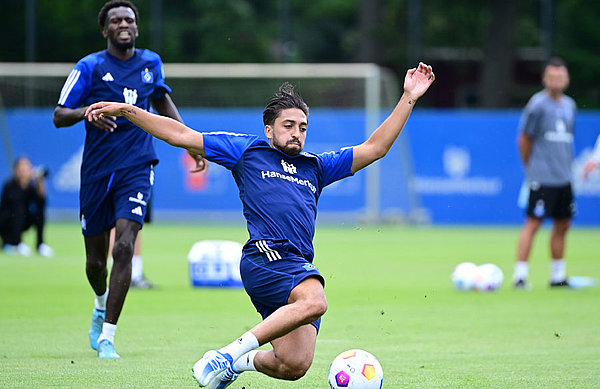 Immanuel Pherai war als Neuzugang beim ersten Training der Rothosen gleich mittendrin und zeigte direkt, dass er mit seiner leidenschaftlichen und offensiven Spielweise eine Bereicherung für den HSV werden kann.