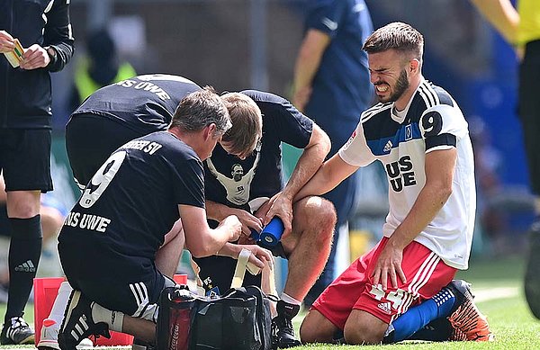 Hart im Nehmen: Innenverteidiger Mario Vuskovic möchte sich das Pokalspiel nicht entgehen lassen und mit einer speziellen Schiene auflaufen. Hart im Nehmen: Innenverteidiger Mario Vuskovic möchte sich das Pokalspiel nicht entgehen lassen und mit einer speziellen Schiene auflaufen.