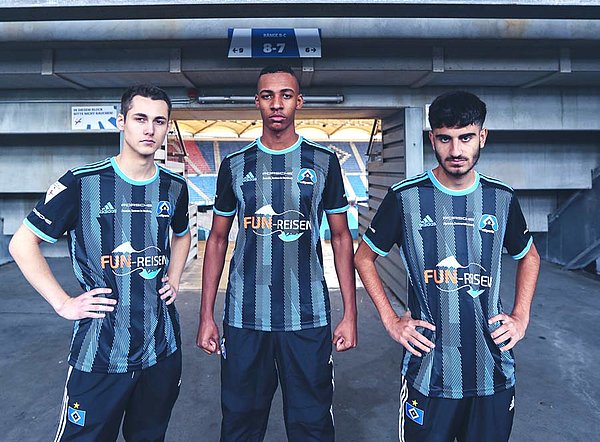 Machen im neuen eSports-Trikot eine gute Figur: Die Konsolen-Profis Christoph „HSV Chrissi“ Strietzel, Jeffrey „HSVJeffrey“ Aninkorah und Umut „HSV_Umut“ Gültekin (v.l.).